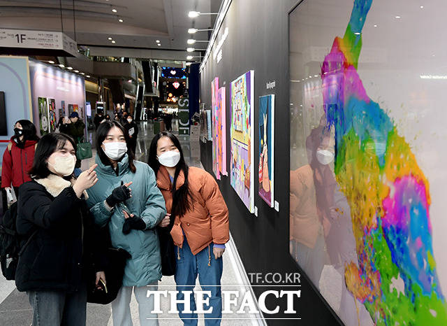 19일 오후 서울 강남구 코엑스를 찾은 시민들이 코엑스 윈터 페스티벌 2022에 전시된 토끼를 주제로 한 예술작품들을 관람하고 있다. /이선화 기자