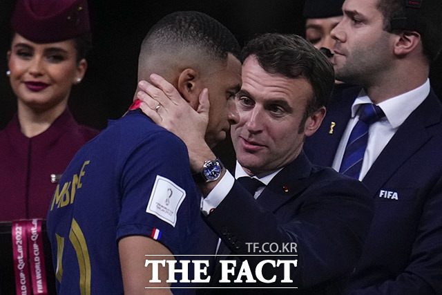 에마뉘엘 마크롱 프랑스 대통령(오른쪽)이 19일 오전(한국 시간) 2022 카타르 월드컵 결승전에서 트로피를 놓친 프랑스 축구 국가대표팀의 킬리안 (24·파리생제르맹)를 찾아 위로하고 있다. /루사일(카타르)=AP.뉴시스