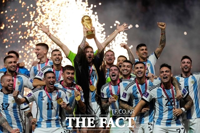 아르헨티나 축구 국가대표팀이 19일 카타르 루사일 스타디움에서 열린 프랑스와 2022 FIFA 카타르 월드컵 결승전에서 승부차기 끝에 승리한 뒤 기념 세리머니를 하고 있다. /루사일(카타르)=AP.뉴시스