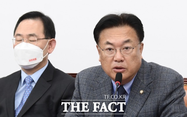 국민의힘 지도부는 19일 당대표와 최고위원을 선출하는 전당대회 당원 선거인단 투표 비율을 70%에서 100%로 확대하는 내용의 당헌 개정안을 만장일치로 의결했다고 밝혔다. /남윤호 기자