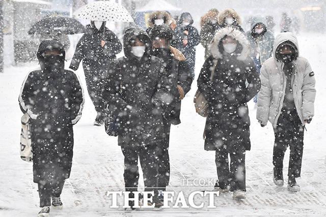 지난 주말 강추위로 전국에서 수도관·계량기 동파, 빙판길 낙상 등 사고가 속속 발생했다. 수도권에 대설주의보가 발효된 15일 오후 서울 마포구 상암동 일대에 시민들이 거리를 걷고 있다. /박헌우 인턴기자