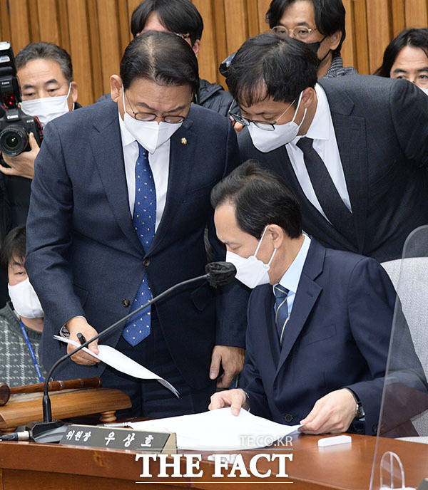 우상호 위원장과 야당 간사인 김교흥 의원(왼쪽)이 국정조사 일정 등 서류를 살펴보고 있다.