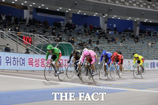 지난해 그랑프리 경륜 결승전에 출전한 선수들이 경주를 펼치고 있다./경주사업총괄본부 제공