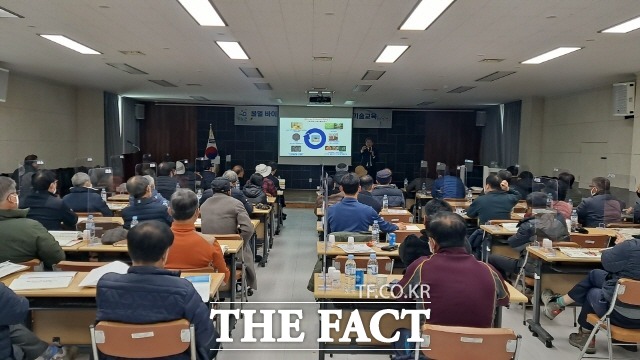 영광군은 지난 14일 양봉 농가 70명을 대상으로 ‘꿀벌 바이러스 예방 및 응애관리 기술 교육’을 실시했다고 19일 밝혔다./영광군 제공