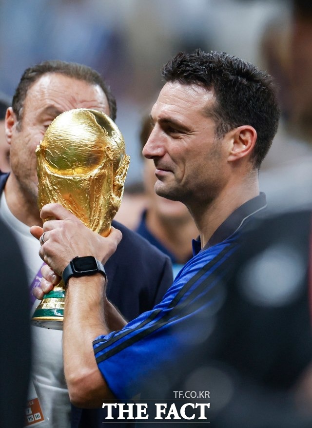 리오넬 스칼로니 아르헨티나 감독이 조국에 월드컵 3회 우승을 안긴 뒤 트로피를 들어 보이며 기쁨에 젖었다. /루사일(카타르)=신화.뉴시스