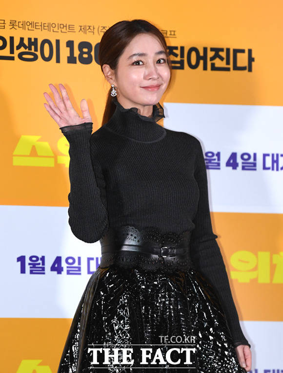 배우 이민정이 19일 오후 서울 광진구 롯데시네마 건대입구점에서 열린 영화 스위치 언론시사회 및 기자간담회에 참석해 포즈를 취하고 있다. / 이새롬 기자