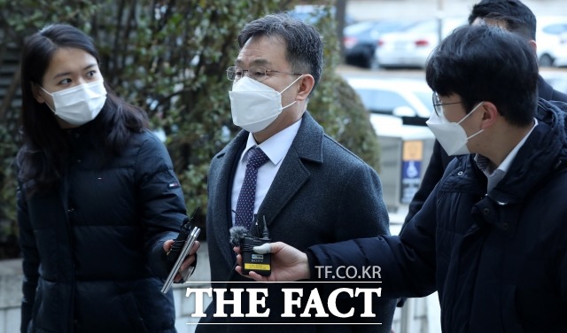 화천대유 대주주 김만배 씨가 5일 오전 서울 서초구 서울중앙지방법원에서 열린 대장동 개발 배임 혐의와 관련 68차공판에 출석하고 있다. /박헌우 인턴기자