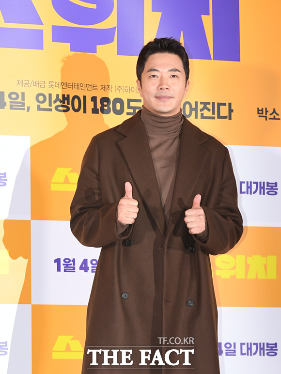 배우 권상우가 19일 오후 서울 광진구 롯데시네마 건대입구점에서 열린 영화 스위치 언론시사회 및 기자간담회에 참석해 포즈를 취하고 있다. /이새롬 기자