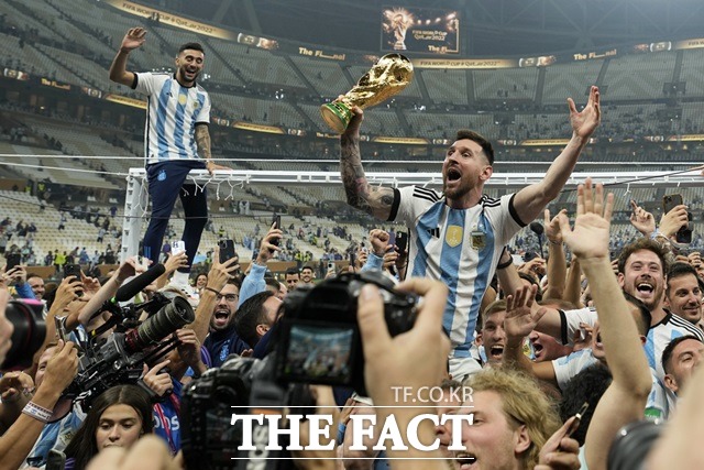 아르헨티나의 캡틴 메시가 19일 꿈에 그리던 월드컵 트로피를 들고 팬들과 함께 기뻐하고 있다./루사일(카타르)=AP.뉴시스