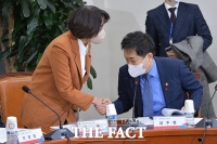  인사하는 이영 장관과 김주현 금융위원장 [포토]