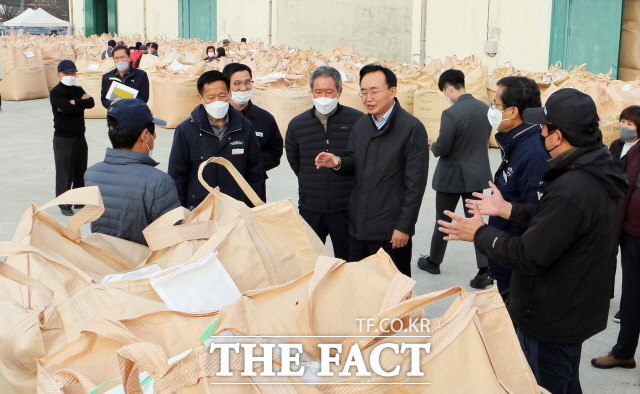 윤병태 나주시장이 2022년산 공공비축미·시장격리곡 읍·면·동 수매 현장을 찾아 어려운 여건 속에서도 값진 결실을 거둔 농업인들의 노고에 감사를 표했다./나주시 제공