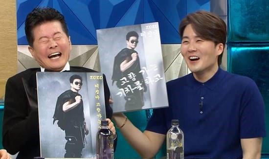 이루(오른쪽)은 가수 태진아의 아들로 잘 알려져 있다. 사진은 태진아-이루 부자가 2020년 MBC 예능 프로그램 라디오스타에 함께 출연했을 당시. /MBC 라디오스타 제공