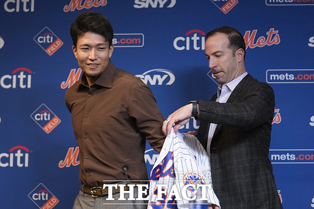 센가 코다이(왼쪽)가 19일(현지시간) 미국 뉴욕 시티필드에서 열린 뉴욕 메츠 입단 기자회견에서 빌리 에플러 뉴욕 메츠 단장의 도움으로 유니폼을 입고 있다. /뉴욕=AP.뉴시스