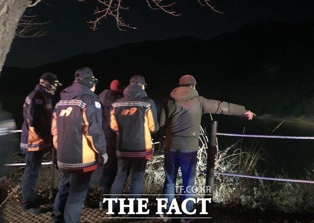 경북 청도군 운문댐 보트 전복 사고로 실종된 50대 남성을 찾기 위해 수색 작업이 이뤄지고 있다. /경북소방본부 제공
