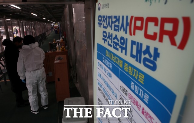 국내 코로나19 신규 확진자가 8만7559명 발생했다. 사진은 서울의 한 선별진료소에서 시민이 검사를 받기 전 관계자들의 도움을 받고 있다./뉴시스