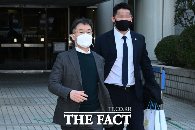 최근 극단적 선택을 시도한 김만배 씨를 두고는 구체적 경위를 떠나 매우 안타깝게 생각한다. 관련 제반 사정을 종합적으로 고려해 향후 수사를 진행하겠다고 중앙지검 관계자는 밝혔다. /남윤호 기자