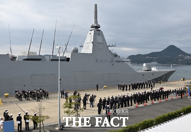스텔스 설계가 적용된 모가미급 호위함 3번함 노시로함이 지난 15일 나가사키 조선소에서 취역했다. /해상자위대