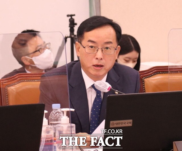 더불어민주당 김경만 의원이 주유소 전폐업을 지원하는 법률개정안을 대표발의했다. 김 의원에 따르면 최근 3년간 660곳 주유소가 문을 닫았지만 정부 폐업지원은 6곳에 그쳤다./더팩트 DB