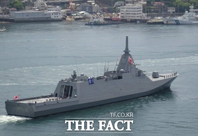 일본이 반격능력 강화를 위해 내년도 예산안에서 방위비를 올해에 비해 26% 증액한 6조 8000억 엔을 편성한 것으로 나타났다. 일본의 차세대 호위함 1번함 모가미함이 항해하고 있다./해상자위대