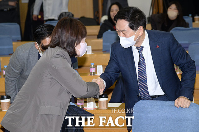 김기현 국민의힘 의원(오른쪽)이 동료 의원들과 인사를 나누고 있다.