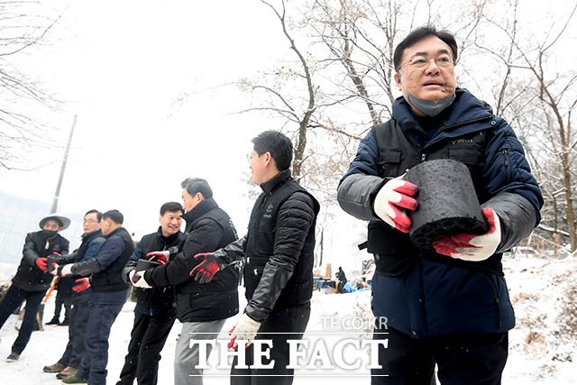 정진석 국민의힘 비상대책위원장(오른쪽)이 21일 오전 서울 강남구 구룡마을에서 연탄 나눔 봉사활동을 하고 있다. /이선화 기자