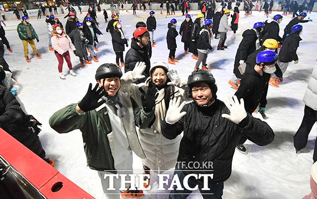 21일 오후 서울 중구 서울광장 스케이트장이 개장한 가운데 스케이트를 즐기는 시민들이 손을 흔들고 있다. /박헌우 인턴기자