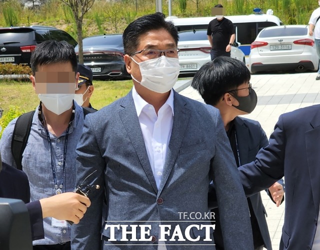 노조비 횡령혐의를 받는 진병준 한국노총 전국건설산업노조위원장이 지난 7월 구속 전 피의자 심문을 받기 위해 대전지법 천안지원에 출석했다. / 천안 = 김아영 기자