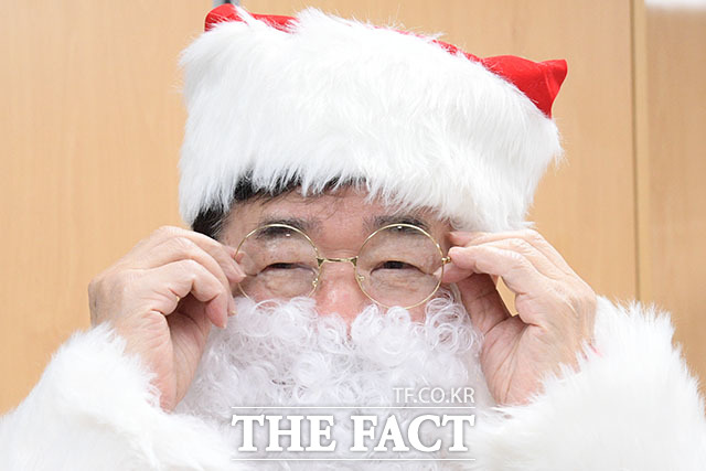 바로 김진표 국회의장. 안경까지 완벽 산타