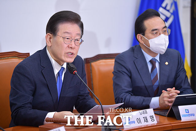 모두발언 하는 이재명 대표와 박홍근 원내대표(오른쪽).