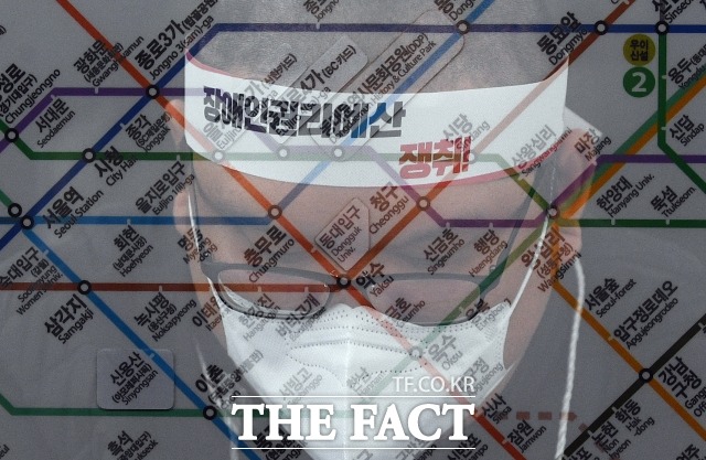 지난 19일 서울중앙지법 민사27단독 김춘수 판사는 서울교통공사가 전국장애인차별철폐연대(전장연)과 박경석 전장연 대표 등을 상대로 낸 손해배상청구 소송에서 서울 지하철역에 엘리베이터를 설치하는 대신 장애인들의 출근길 지하철 시위를 중단하라는 강제조정 결정을 내렸다. /이동률 기자