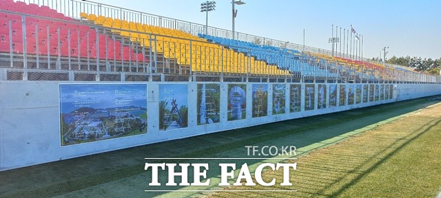 남해스포츠파크 주경기장 벽면에 설치된 ‘역대 스포츠 행사 기록판’/남해군 제공