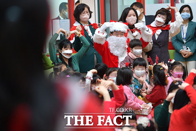 어린이들과 함께 하트 그리는 김진표 산타.