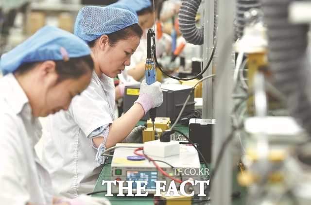 세계은행은 20일(현지시각) 올해와 내년 중국 경제성장률 전망치를 2.7%, 4.3%로 하향 조정했다.중국 장수성 난징시의 한 공장에서 근로자들이 작업하고 있다. /차이나데일리