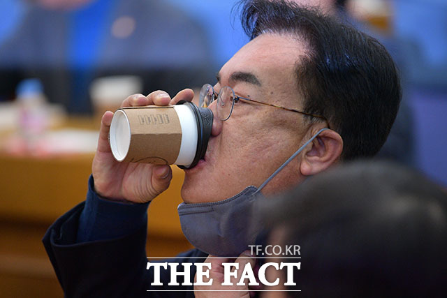 커피 마시는 정진석 위원장.