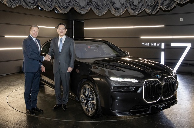 이재용 회장(오른쪽)은 17일에는 인천 영종도 BMW 드라이빙 센터에서 올리버 집세 BMW CEO와 만나 전기자 배터리 분야 파트너십을 공고히 하기 위한 협력 방안을 모색했다. /삼성전자 제공