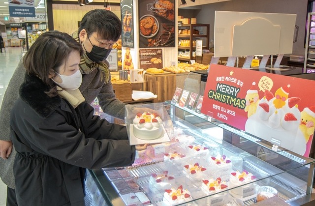 신세계푸드는 성탄절을 앞두고 9980원짜리 빵빵덕 미니 생크림 케이크를 출시했다. /신세계푸드 제공