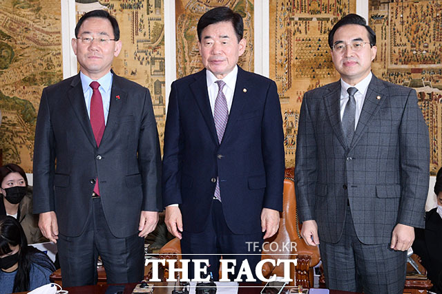 김진표 국회의장은 21일 내년도 예산안 처리를 위한 국회본회의를 23일 오후 2시에 열겠다고 발표했다. 사진은 김 의장이 지난 16일 국회에서 주호영 국민의힘 원내대표(왼쪽)와 박홍근 원내대표(오른쪽)과 회동했을 때의 모습/더팩트 DB.