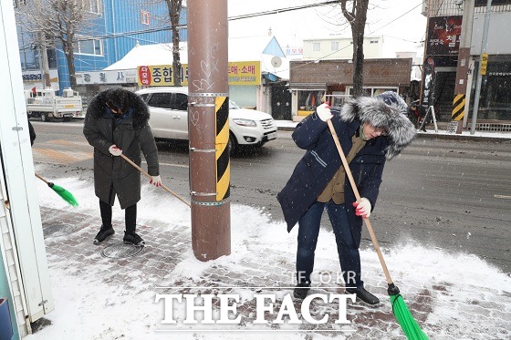 안동시가 인력을 투입해 제설작업 중이다./안동시청 제공