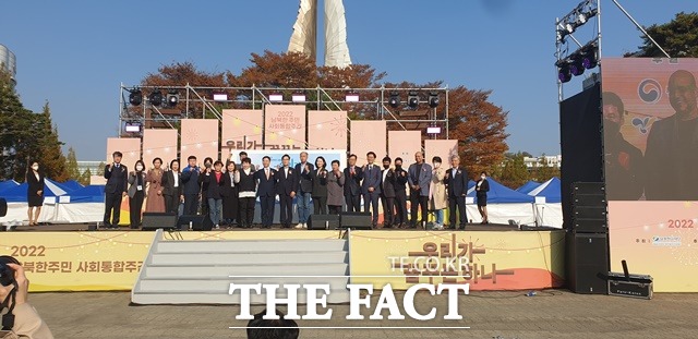 남북하나재단은 탈북학생에 대한 장학금 지원 및 학습멘토링 외에도,탈북민을 대상으로 다양한 지원사업을 해오고 있다. 지난10월 탈북민 어울림한마당행사에서 참석자들이 사진 촬영을 하고 있다./남북하나재단 제공