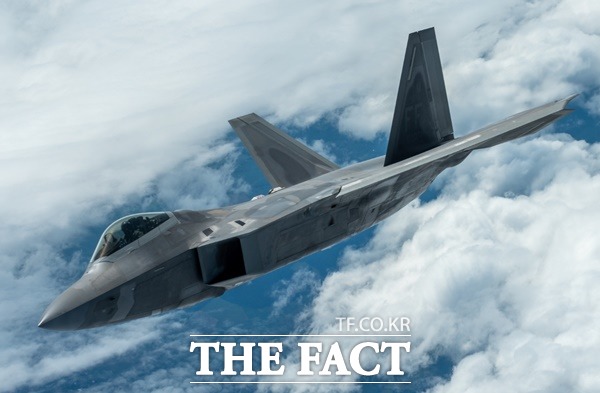 최근 한반도에 전개해 한미 연합훈련을 한 미국의 스텔스 전투기 F-22 랩터가 비행하고 있다. /록히드마틴