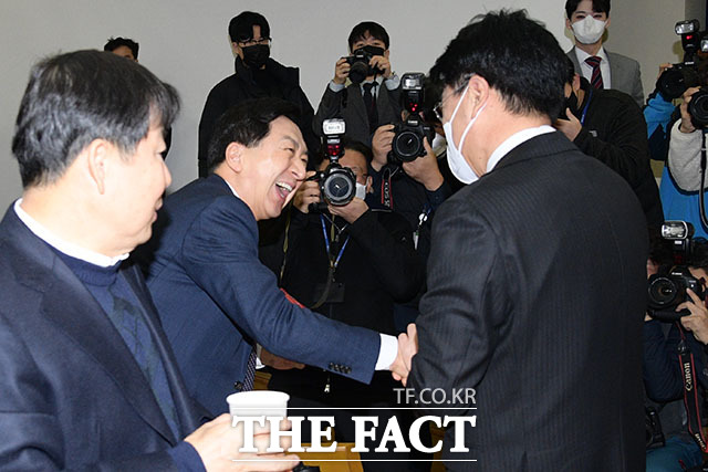 밝은 표정으로 장제원 의원에게 인사하는 김기현 의원(가운데)