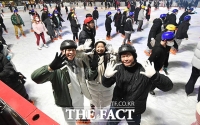 추위도 잊은채 스케이트 즐기는 시민들 [TF사진관]