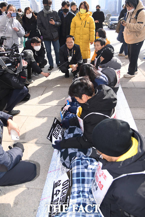 박주민 더불어민주당 을지로위원장이 22일 오후 서울 여의도 국회 본청 앞 농성장에서 노조법 2·3조 단식농성단을 만나 대화하고 있다.