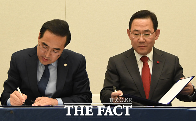 주호영 국민의힘 원내대표(오른쪽)와 박홍근 더불어민주당 원내대표가 22일 오후 서울 여의도 국회에서 예산안 합의문에 사인하고 있다.