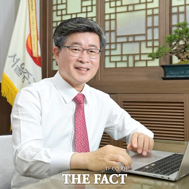 김길성 서울 중구청장이 구의회에서 통과된 내년 예산안을 두고 구민은 안중에도 없이 대폭 삭감된 내년 본예산과 미회부된 안건에 대해 대단히 유감스럽다고 비판했다. /중구 제공