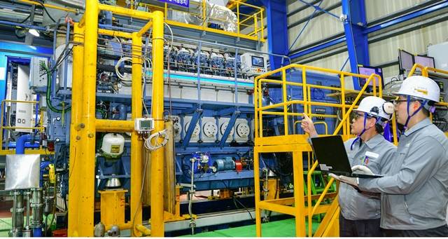 현대중공업 환경실증센터에서 진행한 1.5MW급 LNG·수소 혼소 힘센(HiMSEN)엔진의 성능시험을 진행하고 있다. /현대중공업그룹 제공