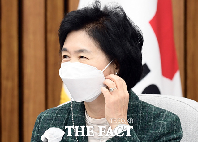 나도 벗어볼까? 지영미 신임 질병관리청장이 22일 서울 여의도 국회에서 열린 실내 마스크 의무 해제 당정협의회에 참석해 마스크를 만지고 있다.