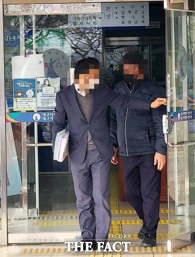 새의성농협 전 조합장 A씨(63)가 1심 재판을 마치고 법정을 나서고 있다/의성=이민 기자