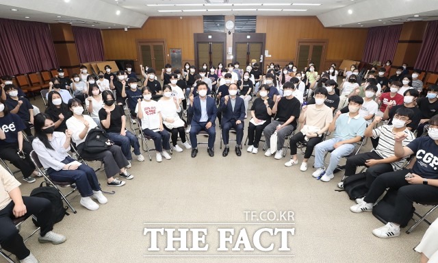 이학수 시장은 “이번 사업을 통해 공무원과 공기업 시험준비생에게 수준 높고 효율적인 학습 기회를 제공해 취업률을 높이는 것과 동시에 인구가 역외로 유출되는 것도 방지하는 좋은 기회가 될 것”이라고 말했다. / 정읍시 제공