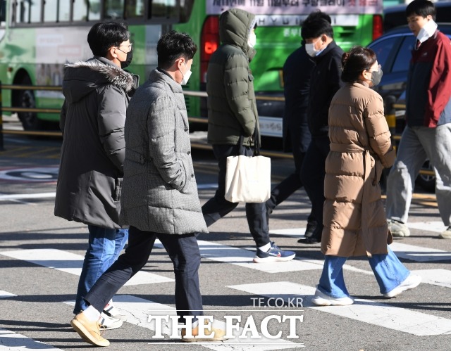 올해 첫 한파특보가 발효된 30일 오후 서울 마포구 상암동 일대에 시민들이 주머니에 손을 넣고 이동 중이다. /박헌우 인턴기자